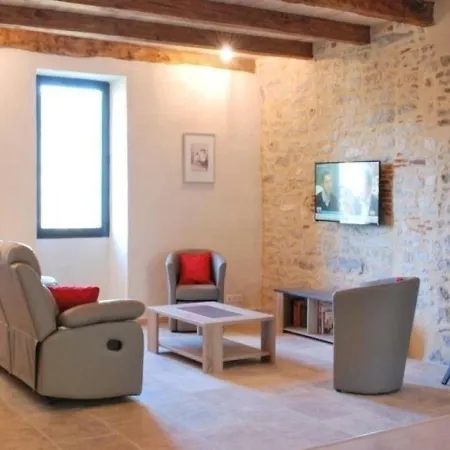 House Le Roucayral بيت للعطل